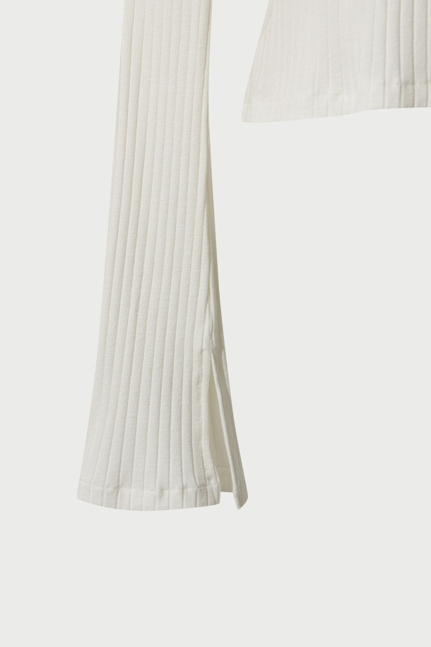 ERSILIA (에르실리아) 립 롱 티셔츠는 베이직 스타일의 여성 상의입니다. 면과 폴리우레탄 혼방 소재로 제작되어 편안한 착용감을 선사합니다. 라운드넥에 긴 소매, 슬림핏으로 디자인되었으며, 롱 기장으로 트렌디함을 더했습니다. 소매 끝단 슬릿 디테일이 돋보이며, 미니멀, 클래식, 캐주얼 룩에 모두 잘 어울립니다. 무지 디자인으로 다양한 스타일 연출에 활용하기 좋습니다.
