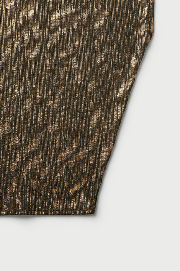 TARRA(타라) 메탈릭 티셔츠는 여성스러운 매력을 극대화하는 크롭 기장의 민소매 티셔츠입니다. 골드와 브라운 두 가지 색상으로 출시되었으며, 폴리에스터와 폴리우레탄 혼방 소재로 제작되어 은은한 광택과 부드러운 착용감을 선사합니다. 글래머러스한 스타일을 연출하며, 얇은 두께와 슬림핏 디자인으로 시크하고 미니멀한 무드를 더합니다. 메탈릭 패턴과 글리터 디테일이 돋보여 데일리룩은 물론, 파티룩으로도 활용 가능하며 이너웨어로도 착용할 수 있습니다.
