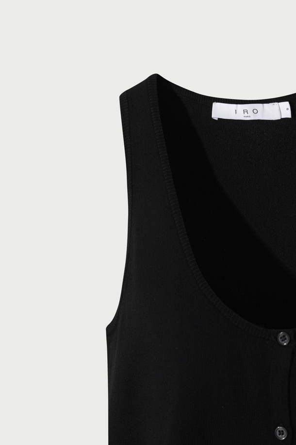 MAURYNE(모린) 버튼 니트 탱크탑은 부드러운 레이온과 폴리에스터 혼방 소재로 제작되어 편안한 착용감을 선사합니다. 라운드넥과 민소매 디자인으로 시원하게 입을 수 있으며, 얇은 두께감으로 봄, 여름철 이너웨어로 활용하기 좋습니다. 베이직한 디자인에 버튼 디테일이 더해져 미니멀, 클래식, 캐주얼 등 다양한 스타일을 연출할 수 있습니다. 데이트룩 또는 모임룩으로 활용하여 여성스러운 매력을 뽐내 보세요.
