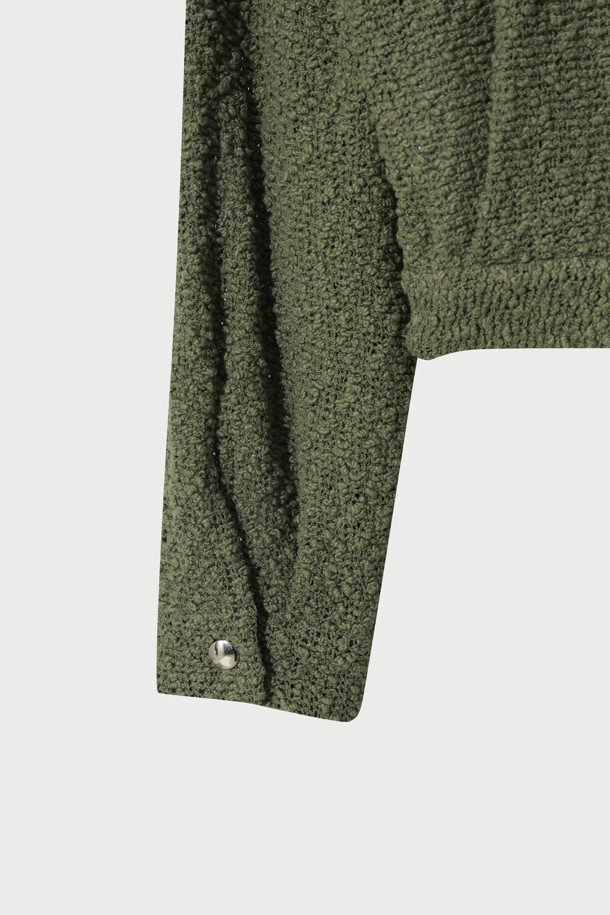 파블리 트위드 셔켓은 여성용 셔켓으로, 봄, 가을에 입기 좋은 아이템입니다. 카키 컬러의 트위드 소재로 제작되었으며, 캐주얼, 베이직 스타일을 연출하기 좋습니다. 크롭 기장에 루즈핏으로 편안하게 착용할 수 있으며, 오버사이즈 포켓 디테일이 돋보입니다. 데이트룩, 쇼핑룩에 매치하여 클래식하면서도 미니멀한 스타일을 완성해보세요. 
