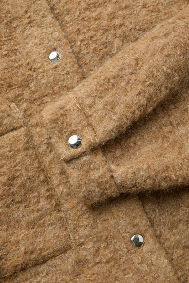 **DOMALSPE (도말스페) 울 셔켓**은 캐주얼, 미니멀, 클래식 스타일을 아우르는 여성 의류입니다. 가을과 겨울에 어울리는 두꺼운 두께감의 셔츠형 아우터로, 부드러운 촉감의 울, 폴리에스터, 아크릴 혼방 소재로 제작되었습니다. 오버핏 디자인에 드롭 숄더, 오버사이즈 포켓 디테일을 더해 편안하면서도 트렌디한 무드를 연출합니다. 베이지 컬러의 무지 디자인이며, 면과 레이온 안감으로 편안한 착용감을 선사합니다. 스냅 버튼 여밈 방식과 크롭 기장, 긴 소매 기장으로 다양한 스타일링이 가능합니다.
