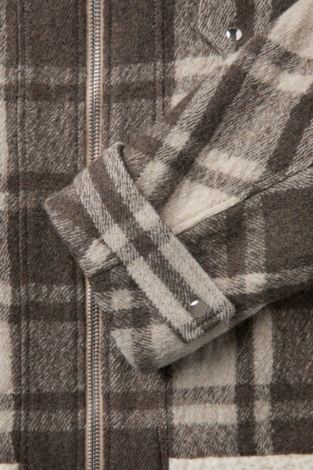 FABRICIA(파브리시아) 니트 카라 체크 점퍼는 가을, 겨울 시즌에 어울리는 여성용 아우터입니다. 브라운과 화이트 컬러의 체크 패턴이 돋보이며, 캐주얼 스타일을 연출하기 좋습니다. 부드러운 모 소재, 레이온과 면 안감으로 제작되어 편안한 착용감을 선사합니다. 루즈핏과 드롭 숄더 디자인으로 여유로운 실루엣을 강조하며, 니트 카라와 집업 여밈 방식으로 포인트를 더했습니다. 사이드 포켓이 있어 실용성을 높인 크롭 기장의 긴소매 점퍼입니다.
