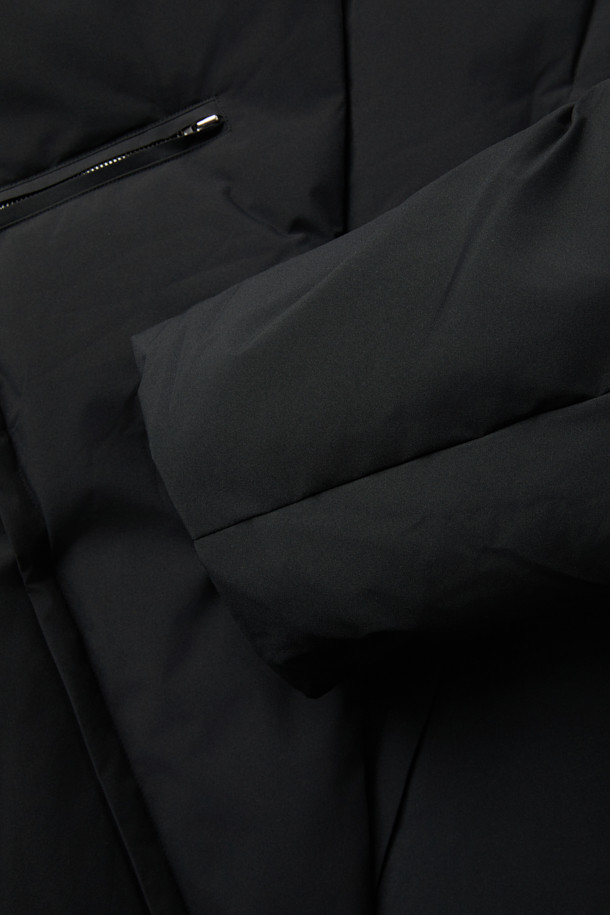 LISSANA(리사나) 빅 카라 다운 점퍼는 추운 겨울, 미니멀하고 시크한 스타일을 연출하고 싶은 여성 고객을 위한 아우터입니다. 블랙 컬러의 무지 디자인에 하이넥 스타일로, 오픈 카라로도 변형하여 다양한 분위기를 낼 수 있습니다. 크롭 기장과 버핏 핏으로 세련된 실루엣을 강조하며, 비대칭 절개 디테일이 돋보입니다. 85% 거위 솜털과 15% 거위 깃털 충전재, 이중 여밈 방식, 사이드 지퍼 포켓으로 보온성과 실용성을 모두 갖춘 두꺼운 다운 점퍼입니다.
