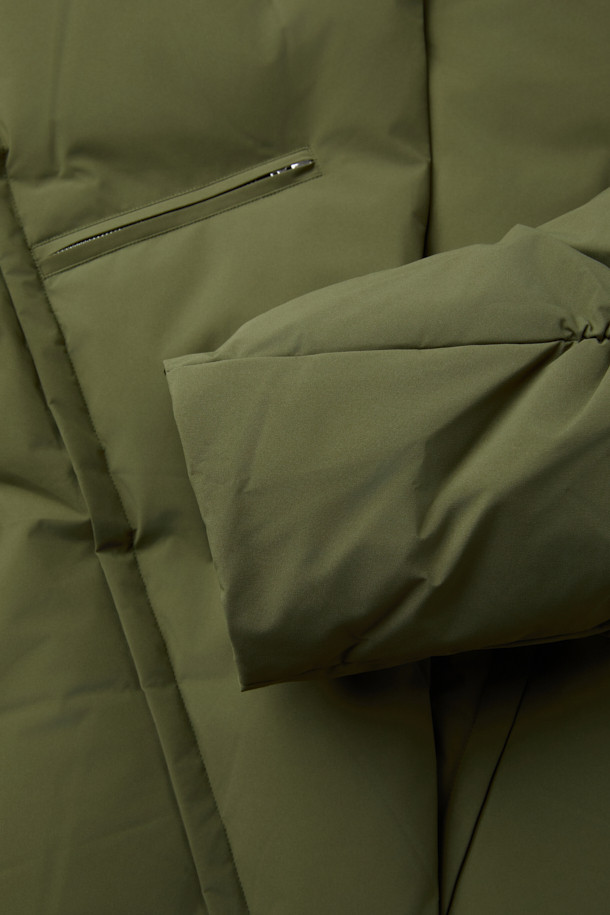 LISSANA(리싸나) 빅 카라 다운 점퍼는 미니멀하고 시크한 스타일을 추구하는 분들을 위한 겨울철 필수 아우터입니다. 카키와 올리브 두 가지 색상으로 출시되어 출근룩은 물론 일상에서도 폭넓게 활용 가능합니다. 하이넥 스타일로, 지퍼와 스냅 버튼으로 여밈이 가능하며, 비대칭 절개 디테일이 돋보입니다. 거위 솜털 85%, 거위깃털 15% 충전재로 뛰어난 보온성을 자랑하며, 사이드 지퍼 포켓으로 실용성을 더했습니다. 오픈 카라 또는 하이넥으로 연출하여 다양한 분위기를 낼 수 있습니다.
