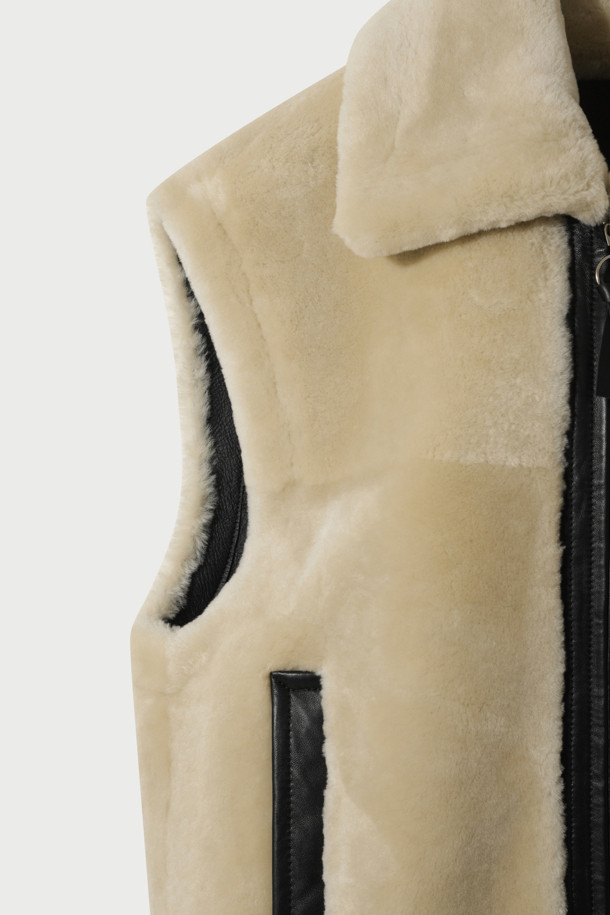 BETHANY (베서니) 시어링 베스트는 여성용 아우터로, 가을과 겨울에 따뜻하게 착용하기 좋은 아이템입니다. 부드러운 양가죽 또는 염소가죽 소재로 제작되어 고급스러운 촉감을 선사하며, 오버핏 디자인과 무지 패턴으로 캐주얼하고 미니멀한 스타일을 연출합니다. 지퍼 여밈 방식과 민소매 디자인으로 실용성을 더했으며, 레이어링하여 다양한 스타일을 소화할 수 있습니다. 모임룩, 데이트룩 등 특별한 날은 물론, 일상에서도 세련된 포인트를 줄 수 있는 베스트입니다.
