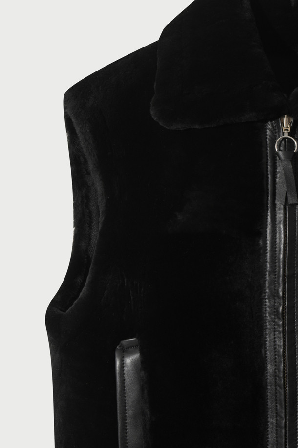 **BETHANY (베서니) 시어링 베스트**는 겨울철 포근함과 스타일을 동시에 만족시키는 아우터입니다. 블랙 컬러의 무지 디자인으로 어떤 스타일에도 쉽게 매치할 수 있으며, 캐주얼, 클래식, 미니멀 룩을 연출하기 좋습니다. 천연 가죽 소재에 오버핏으로 제작되어 편안한 착용감을 선사하며, 두꺼운 두께와 시어링 안감으로 보온성을 높였습니다. 지퍼형 여밈 방식과 민소매 디자인으로 레이어링하여 다양한 스타일을 연출할 수 있으며, 출근룩과 모임룩에 활용하기 좋습니다.
