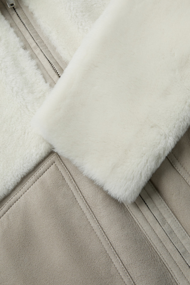 BELLAGIO(벨라지오) 시어링 재킷은 여성용 아우터로, 가을과 겨울에 따뜻하게 착용할 수 있습니다. 아이보리와 베이지 두 가지 색상으로 출시되어 다양한 스타일에 매치하기 좋습니다. 캐주얼, 미니멀, 클래식 스타일을 아우르며 데이트룩, 모임룩 등 TPO에 따라 폭넓게 활용 가능합니다. 천연가죽, 폴리에스터, 면 혼방의 두꺼운 소재와 지퍼형 여밈 방식으로 제작되었으며, 크롭 기장과 긴 소매, 빅 포켓 디자인으로 포인트를 더했습니다.
