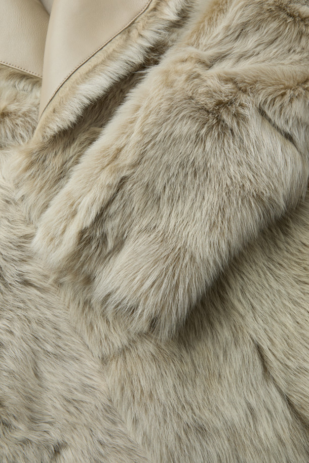 VERNONA(버노나) 리버시블 시어링 재킷은 부드러운 양가죽, 염소가죽, 천연가죽 소재로 제작되어 고급스러운 촉감을 선사합니다. 우아하고 클래식한 스타일을 연출하며, 안감과 겉감을 다르게 사용하여 다양한 분위기를 연출할 수 있는 리버시블 디자인이 특징입니다. 힙 기장의 오버핏으로 편안한 착용감을 제공하며, 반소매와 오픈 카라, 퍼 디테일이 돋보입니다. 데이트룩, 모임룩, 연말 모임룩 등 특별한 날에 시크하고 미니멀한 스타일을 완성해보세요. 베이지 컬러의 무지 디자인은 어떤 스타일에도 쉽게 매치할 수 있어 활용도가 높습니다.
