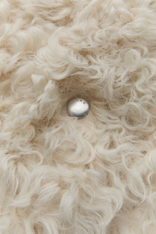 QASSYM(큐아심) 시어링 재킷은 출근룩, 오피스룩, 비즈니스 캐주얼에 어울리는 세련된 디자인의 재킷입니다. 클래식, 미니멀, 시크 스타일을 추구하는 분들께 적합하며, 어떤 옷에도 잘 어울려 폭넓은 활용도를 자랑합니다. 부드러운 시어링 소재가 고급스러운 분위기를 더하며, 편안한 착용감을 선사합니다. 세련된 디자인과 뛰어난 실용성을 갖춘 QASSYM(큐아심) 시어링 재킷으로 당신의 스타일을 완성해보세요. 
