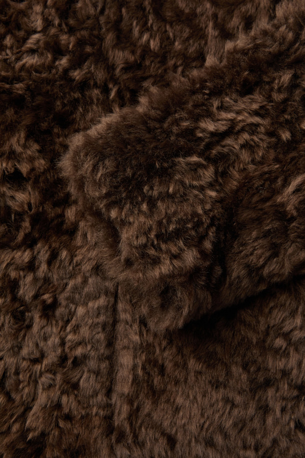 **HAYSE (헤이즈) 시어링 재킷**은 가을과 겨울, 당신의 스타일을 책임질 아우터입니다. 천연 가죽과 레이온 소재를 사용하여 두꺼운 두께감으로 따뜻함을 선사하며, 레이온 안감으로 부드러운 착용감을 더했습니다. 캐주얼하고 클래식한 무드를 동시에 연출하며, 출근룩과 모임룩 등 다양한 TPO에 활용 가능합니다. 무지 디자인에 긴 소매, 사이드 포켓과 칼라 디테일, 후크 여밈 방식으로 고급스러움을 더한 잇(it) 아이템입니다.
