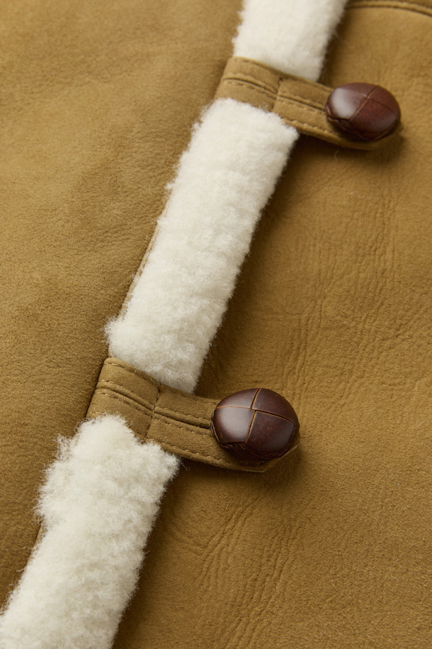 HUESCA(후에스카) 시어링 후드 재킷은 부드러운 스웨이드와 천연 가죽 소재에 시어링 안감으로 포근함을 더한 여성용 아우터입니다. 브라운과 화이트 두 가지 컬러로 출시되었으며, 캐주얼, 클래식, 미니멀 스타일을 모두 아우르는 디자인입니다. 크롭 기장에 레귤러 핏으로 제작되어 다리가 길어 보이는 효과를 주며, 버튼 여밈 방식과 긴 소매, 시어링 디테일 및 사이드 포켓이 특징입니다. 데이트룩과 모임룩에 활용하기 좋으며, 겨울철 따뜻함과 스타일을 동시에 잡을 수 있는 아이템입니다.
