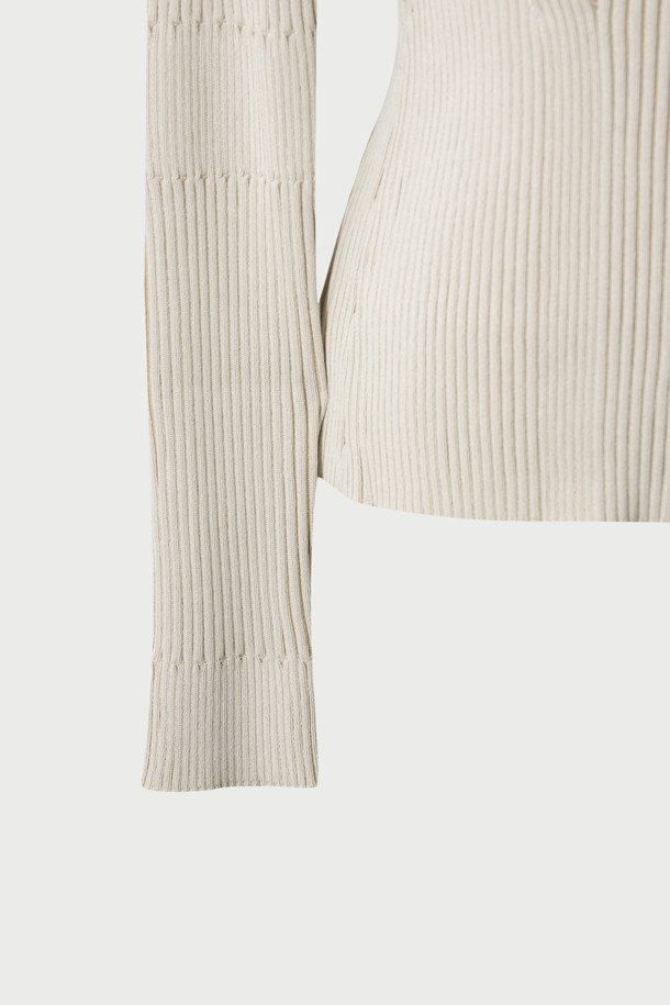 CLEONA(클레오나) 투톤 니트 탑은 여성 의류로, 봄, 가을에 착용하기 좋은 슬림핏 긴소매 니트입니다. 레이온과 나일론 혼방 소재로 제작되어 부드러운 촉감을 선사하며, 얇은 두께감으로 편안하게 착용할 수 있습니다. 라운드넥 디자인에 골지 패턴, 사선 니트 스티치 디테일이 더해져 베이직하면서도 세련된 스타일을 연출합니다. 데이트룩, 카페룩 등 다양한 TPO에 활용 가능하며, 이너로도 활용하여 미니멀, 클래식, 캐주얼 스타일을 완성할 수 있습니다.
