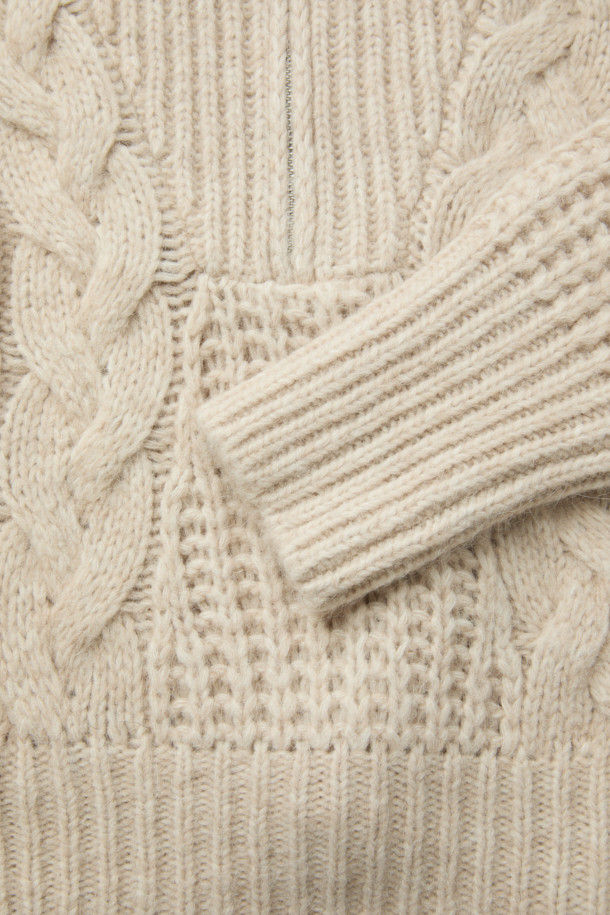 SWANA(스와나) 하프짚 카라 니트 탑은 가을, 겨울 시즌에 어울리는 여성용 니트/스웨터입니다. 베이직하고 캐주얼한 스타일로, 일상과 출근룩, 모임룩까지 폭넓게 활용 가능합니다. 루즈핏의 베이지 컬러, 긴 소매와 두꺼운 두께감으로 포근함을 더하며, 부드러운 촉감이 특징입니다. 케이블 패턴과 하프넥 디자인에 집업 여밈 방식을 더해 실용성을 높였으며, 시보리 소매와 밑단으로 안정적인 핏을 선사합니다. 카울넥 또는 와이드 오픈 칼라 연출이 가능하며, 레이어드 스타일링으로 다양한 분위기를 연출할 수 있습니다.
