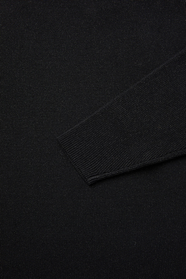 SALVY(살비) 오토만 니트 탑은 미니멀하고 시크한 스타일을 추구하는 여성에게 적합한 제품입니다. 가을과 겨울에 어울리는 블랙 컬러의 하이넥 디자인이며, 세미 오버핏으로 편안한 착용감을 선사합니다. 레이온, 나일론, 금속섬유 혼방 소재로 부드러운 촉감을 느낄 수 있으며, 라글랑 숄더와 메탈릭사가 은은한 포인트를 더합니다. 소매와 밑단 시보리 처리, 입체적인 디자인으로 세련된 룩을 완성하며, 데이트룩, 모임룩, 출근룩 등 다양한 TPO에 활용 가능합니다.
