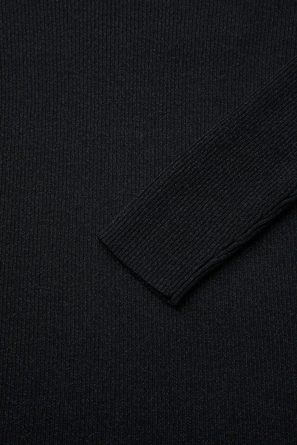 세련된 SHANA(샤나) 슬림 니트 탑을 소개합니다. 부드러운 레이온, 나일론, 금속 섬유 혼방 소재로 제작되어 은은한 광택과 고급스러운 촉감을 선사합니다. 슬림핏 하이넥 디자인에 긴 소매와 골지 패턴이 더해져 미니멀, 클래식, 시크한 스타일을 연출합니다. 얇은 두께감으로 가을, 겨울철 이너웨어로 활용하기 좋으며, 출근룩, 오피스룩, 모임룩 등 다양한 TPO에 매치할 수 있습니다. 메탈릭사가 은은하게 빛나 특별함을 더하는 베이직 아이템입니다.
