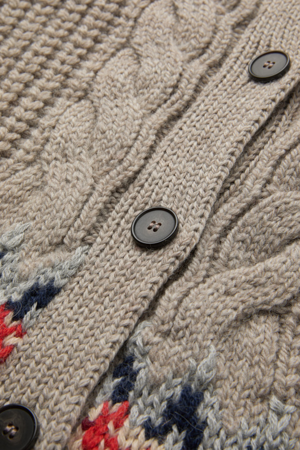 GARIK (가릭) 오버 숄더 노르딕 가디건은 여성스러운 무드를 연출하는 캐주얼 스타일의 니트/스웨터입니다. 모와 알파카 혼방 소재로 제작되어 부드러운 촉감과 따뜻함을 선사하며, 가을, 겨울 시즌에 착용하기 좋습니다. 오버핏 디자인과 크롭 기장으로 트렌디함을 더하고, 라운드넥과 버튼 여밈으로 편안함을 강조했습니다. 베이지, 블랙, 핑크, 블루 4가지 컬러로 출시되어 데이트룩, 모임룩 등 다양한 TPO에 활용 가능하며, 케이블 및 노르딕 패턴, 골지 마감 디테일이 돋보이는 매력적인 아이템입니다.
