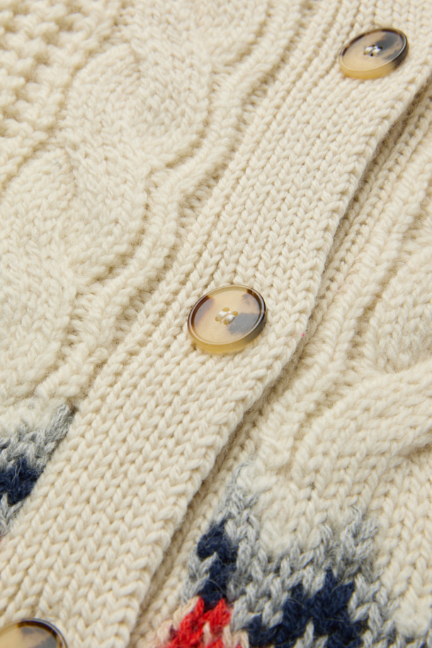 **GARIK(가릭) 오버 숄더 노르딕 가디건**은 여성의 캐주얼 스타일을 위한 니트/스웨터입니다. 아이보리, 네이비, 코랄 세 가지 색상으로 출시되었으며, 가을과 겨울에 따뜻하게 착용할 수 있습니다. 모와 알파카 혼방 소재로 제작되어 부드러운 촉감과 뛰어난 보온성을 제공하며, 오버핏 라운드넥 디자인으로 편안한 착용감을 선사합니다. 노르딕과 케이블 패턴이 돋보이며, 긴 소매와 버튼 여밈, 골지 마감 디테일로 완성도를 높였습니다.
