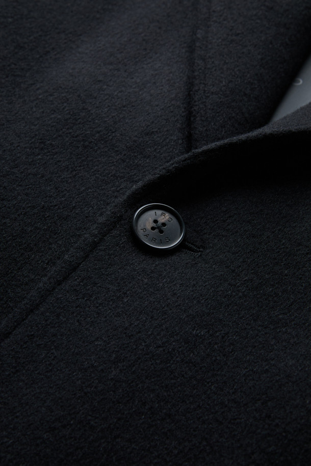 **에퓨어 캐시미어 블랜드 핸드메이드 싱글 롱코트**는 가을과 겨울, 당신의 일상과 특별한 날을 우아하게 만들어줄 코트입니다. 부드러운 캐시미어 혼방 소재와 모(毛) 소재로 제작되어 뛰어난 촉감과 보온성을 제공합니다. 미니멀하고 클래식한 디자인에 블랙 컬러, 무지 패턴, 세미 오버핏으로 세련된 스타일을 연출합니다. 핸드메이드 공법으로 완성되어 높은 퀄리티를 자랑하며, 무릎 기장의 롱코트와 싱글 버튼 여밈 방식으로 편안한 착용감을 선사합니다. 출근룩, 오피스룩, 모임룩 등 다양한 시간, 장소, 상황에 활용 가능한 활용도 높은 아이템입니다.