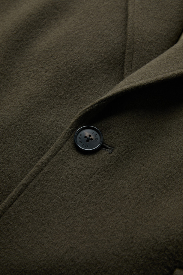 Épure(에푸르) 캐시미어 블렌드 핸드메이드 싱글 롱코트는 가을, 겨울 시즌 당신의 품격을 높여줄 아우터입니다. 모와 캐시미어 혼방 소재로 제작되어 부드러운 촉감을 선사하며, 세미 오버핏으로 편안한 착용감을 제공합니다. 클래식과 미니멀 스타일을 지향하는 디자인으로, 그레이 컬러의 무지 패턴이 어떤 룩에도 자연스럽게 어울립니다. 출근룩, 오피스룩, 모임룩 등 다양한 TPO에 활용 가능한 2버튼 싱글 코트로, 헨드메이드 봉제 디테일이 고급스러움을 더합니다.