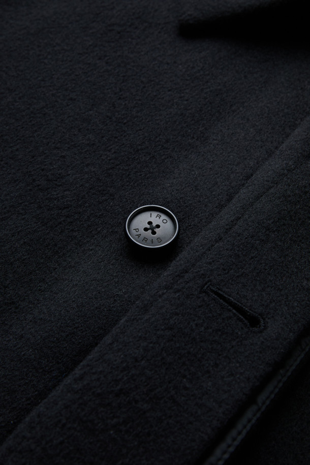 푀트레 캐시미어 블렌드 핸드메이드 발마칸 롱코트는 가을과 겨울, 당신의 클래식하고 미니멀한 스타일을 완성해 줄 아우터입니다. 모, 캐시미어, 알파카 혼방의 고급스러운 소재로 제작되어 부드러운 촉감과 뛰어난 보온성을 제공합니다. 무릎을 덮는 롱 기장과 세미 오버핏으로 편안하면서도 시크한 실루엣을 연출하며, 헤링본 패턴이 은은한 포인트를 더합니다. 출근룩, 오피스룩, 모임룩 등 다양한 시간과 장소와 경우에 활용 가능하며 천연 가죽(양) 배색 디테일이 고급스러움을 더합니다. 블랙 컬러의 발마칸 코트로 당신의 겨울 스타일을 더욱 세련되게 연출해 보세요.