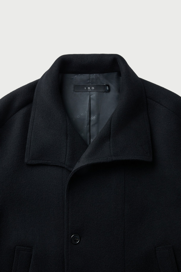 OWEN(오웬) 캐시미어 블랜드 더블 숏 랩코트는 가을, 겨울 시즌을 위한 아우터입니다. 블랙 컬러의 미니멀하고 클래식한 스타일로, 오피스룩, 출근룩, 모임룩에 적합합니다. 모(wool)와 캐시미어 혼방 소재로 제작되어 부드러운 촉감과 두꺼운 두께감을 자랑하며, 하이넥 디자인과 랩코트 스타일이 특징입니다. 숏 기장의 오버핏으로, 더블 버튼 여밈 방식과 긴 소매가 시크한 매력을 더합니다. 안감은 폴리에스터로 마감되었습니다.
