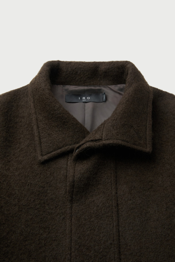 Hiver(히베르) 헤어리 울 롱 랩 코트는 부드러운 촉감의 울, 알파카, 앙고라, 나일론 혼방 소재로 제작되어 두꺼운 두께감으로 뛰어난 보온성을 제공합니다. 미니멀하고 베이직한 디자인에 랩 스타일과 오버핏으로 시크한 무드를 연출하며, 하이넥과 허리 히든 밴드로 포인트를 더했습니다. 블랙과 브라운 두 가지 컬러로 출시되어 출근룩, 오피스룩, 모임룩 등 다양한 TPO에 활용 가능합니다. 롱 기장의 랩 코트로, 겨울철 스타일리시하고 따뜻한 데일리룩을 완성해보세요. 안감은 폴리에스터를 사용하여 편안한 착용감을 선사합니다.
