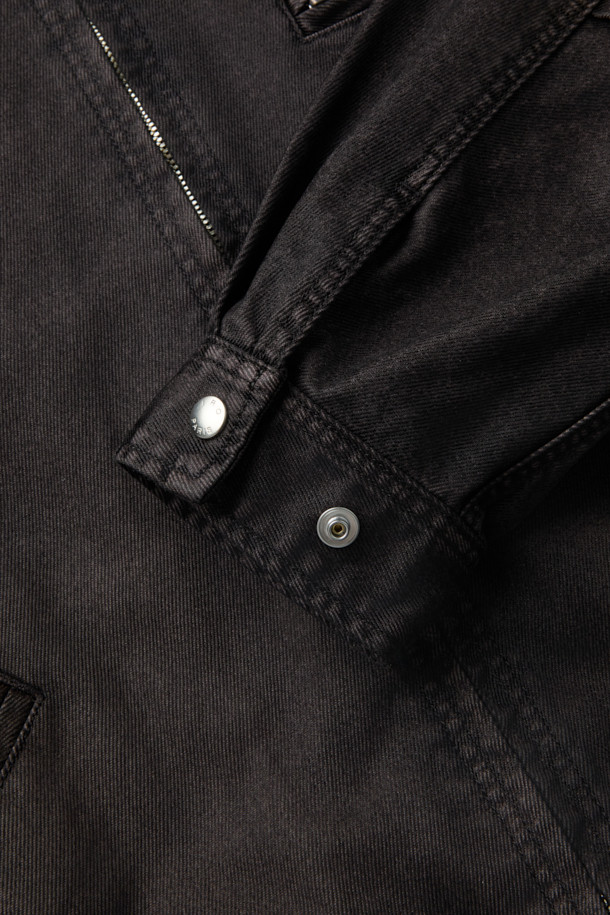 Asphalre(아스팔레) 데님 집업 블루종은 가을, 겨울 시즌 캐주얼한 스타일을 연출하기에 적합한 데님 블루종입니다. 액션플리츠와 밑단 스트랩 디테일이 돋보이며, 워싱 처리된 블루 컬러의 무지 디자인으로 미니멀하고 시티보이 무드를 더합니다. 오버핏으로 편안한 착용감을 선사하며, 데님과 면 혼방 소재로 제작되어 활동성을 높였습니다. 가을 나들이룩 또는 겨울 데일리룩에 활용하여 스타일리시한 룩을 완성해보세요. 긴 소매와 집업 여밈 방식으로 실용성을 더했습니다.
