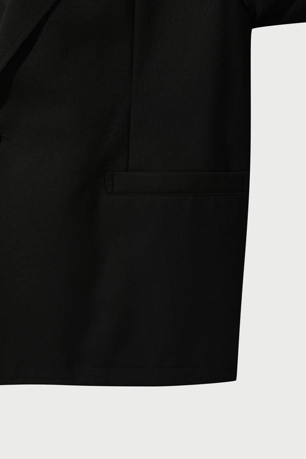 Pointe(퐁테) 오버핏 셋업 원버튼 재킷은 캐주얼, 미니멀, 클래식 스타일을 아우르는 블랙 컬러의 아우터입니다. 폴리에스터와 모 혼방 소재로 제작되어 볼륨감 있는 촉감을 선사하며, IRO(이로) 시그니처 메탈 장식이 포인트로 더해졌습니다. 싱글 버튼 여밈 방식과 오버핏 디자인으로 편안하면서도 세련된 룩을 연출합니다. 안감은 폴리에스터를 사용하여 착용감을 높였습니다. 일상에서 폭넓게 활용하기 좋은 자켓입니다.
