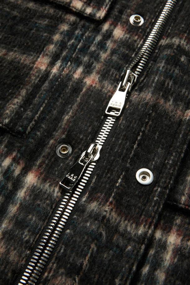 라뷰르 울 체크 빅포켓 블루종은 가을과 겨울, 일상과 출퇴근룩, 모임룩에 모두 어울리는 캐주얼, 클래식, 미니멀 스타일의 아우터입니다. 모, 아크릴, 폴리에스터, 나일론, 레이온, 면 등 다양한 소재가 혼방되어 두꺼운 두께감을 자랑하며, 헤링본을 포함한 체크 패턴으로 세련된 분위기를 더합니다. 오버핏으로 편안한 착용감을 선사하며, 긴 소매와 넉넉한 빅포켓, 액션플리츠, 밑단 스트링 디테일로 실용성을 높였습니다. 안감이 있어 보온성을 더했으며, 다양한 스타일 연출에 활용 가능한 아이템입니다.
