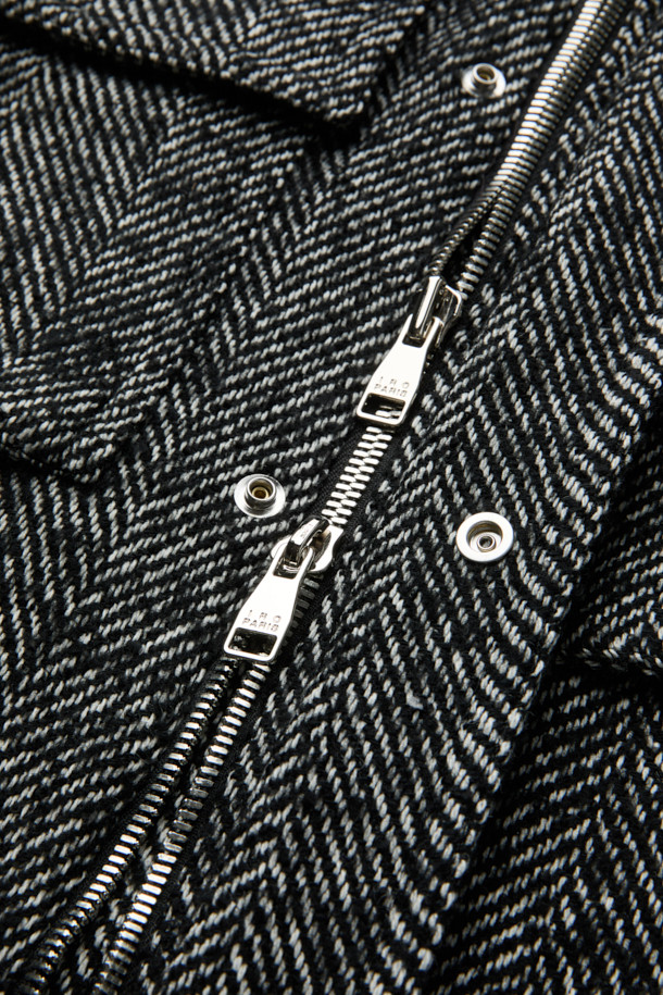 라뷰르 헤링본 빅포켓 블루종은 가을과 겨울, 일상과 출근룩, 모임룩에 모두 어울리는 캐주얼, 클래식, 미니멀 스타일의 아우터입니다. 헤링본 패턴의 고급스러운 디자인에 모, 아크릴, 폴리에스터, 나일론, 레이온, 면 등 다양한 소재를 혼방하여 제작되었습니다. 오버핏으로 편안한 착용감을 선사하며, 빅포켓, 가슴 입체 포켓, 액션플리츠, 밑단 스트링, 안감 처리 등 디테일한 디자인으로 완성도를 높였습니다. 긴 소매 기장으로 보온성을 더했으며, 다양한 룩에 활용하기 좋은 아이템입니다.
