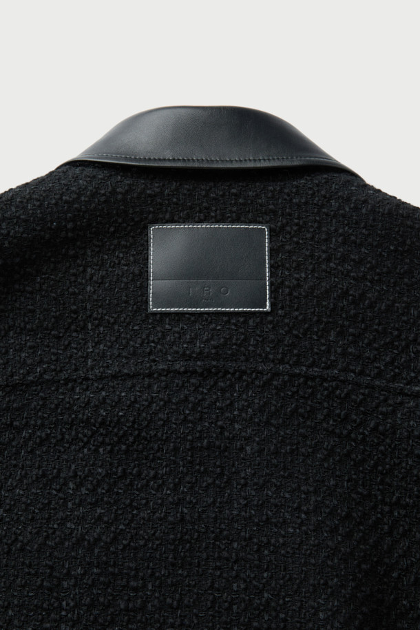 Mysrere(미스리르) 트위드 카라 재킷은 가을과 겨울, 오피스룩과 모임룩에 어울리는 세련되고 고급스러운 아우터입니다. 트위드 배색 패턴에 가죽 카라 디테일, 그리고 빅 포켓 디자인이 특징인 세미 오버핏 블루종 스타일의 재킷입니다. 모, 폴리에스터, 천연가죽 소재로 제작되어 따뜻함과 스타일을 동시에 잡았습니다. 긴 소매 기장으로 클래식, 미니멀, 시크 스타일을 연출하기 좋습니다.
