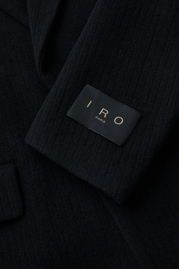 미스트랄(Mistral) 울 스트라이프 패턴 투버튼 재킷은 가을, 겨울 시즌 남성 고객을 위한 클래식 스타일의 아우터입니다. 블랙 컬러에 세미 오버핏으로 제작되었으며, 울, 폴리에스터, 나일론 혼방 소재로 두꺼운 두께감을 제공합니다. 스트라이프 패턴과 싱글 코트 타입, 센터 벤트 디테일이 특징이며, 안감은 폴리에스터로 마감되었습니다. 출근룩, 비즈니스 캐주얼, 모임룩 등 다양한 TPO에 활용 가능하며, 미니멀하고 시크한 스타일을 연출하기 좋습니다.
