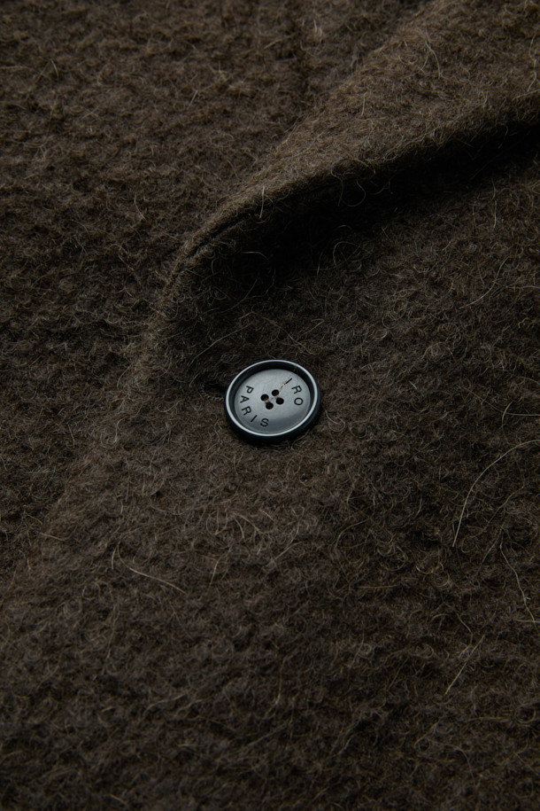 미스트랄 헤어리 울 투 버튼 재킷은 가을과 겨울, 클래식한 스타일을 위한 남성용 아우터입니다. 브라운 컬러의 세미 오버핏으로, 스트라이프 패턴이 돋보입니다. 울, 폴리에스터, 나일론 혼방의 두꺼운 소재로 제작되어 따뜻하고 포근한 착용감을 선사합니다. 오피스룩, 비즈니스 캐주얼, 모임룩 등 다양한 TPO에 활용 가능한 싱글 코트 타입의 투 버튼 재킷입니다. 클래식하고 미니멀한 디자인으로, 센터 벤트 디테일과 폴리에스터 안감이 특징입니다.
