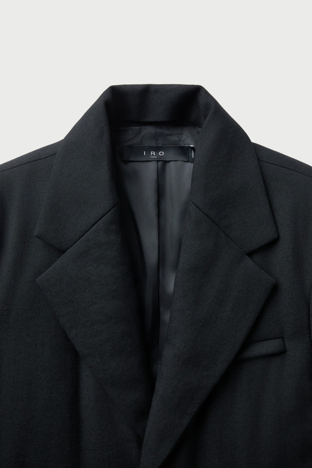 Mêlée (멜리) 화섬 후드 배색 울 신슐레이트 헤비 자켓은 베이직한 스타일을 추구하는 분들을 위한 겨울철 필수 아이템입니다. 블랙 컬러의 무지 디자인으로, 출근룩은 물론 다양한 일상 스타일에 클래식하고 미니멀한 매력을 더합니다. 오버핏으로 편안한 착용감을 선사하며, 탈부착 가능한 후드와 엉덩이를 덮는 기장으로 보온성을 높였습니다. 모, 나일론, 폴리에스터 혼방의 두꺼운 소재와 신슐레이트 충전재가 추운 날씨에도 따뜻함을 유지해 줍니다. 싱글 버튼 여밈 방식과 긴 소매 기장으로 세련된 디자인을 완성했습니다.