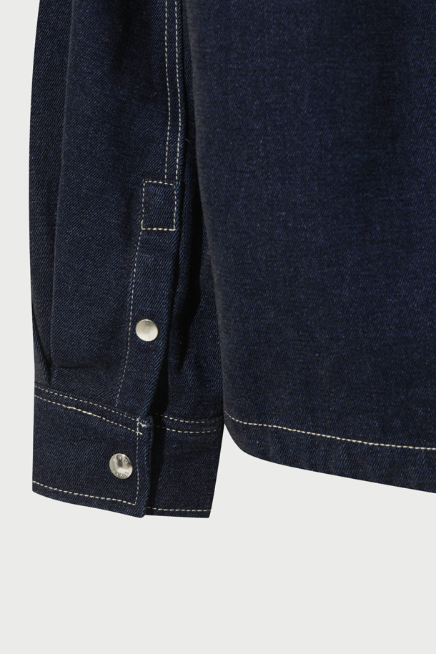 Lustre(러스터) 벨벳 셔켓은 가을과 겨울, 캐주얼 스타일을 위한 오버핏 셔켓입니다. 네이비 컬러의 무지 디자인으로, 면과 레이온 혼방의 부드러운 벨벳 데님 소재가 특징입니다. 워싱 가공을 통해 빈티지한 멋을 더했으며, 크롭 기장과 긴소매로 트렌디한 핏을 연출합니다. 사이드 스냅 디테일로 포인트를 주어, 편안하면서도 스타일리시하게 착용할 수 있습니다.
