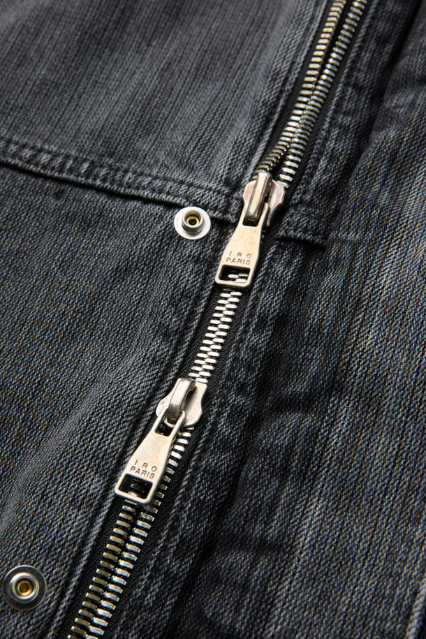 Cime(씨메) 데님 후드 집업 셔켓은 캐주얼하고 미니멀한 스타일을 추구하는 분들을 위한 아이템입니다. 데님 소재와 오버핏 디자인으로 편안한 착용감을 선사하며, 후드와 밑단 스트링, 절개 디테일이 더해져 개성 있는 연출이 가능합니다. 집업 스타일로 간편하게 착용할 수 있으며, 데님 특유의 자연스러운 색감은 어떤 옷에도 잘 어울립니다. 일상에서 편안하게 즐겨 입을 수 있는 매력적인 셔켓입니다.
