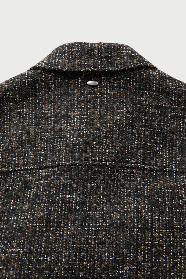 Trame(트라메) 트위드 셔켓은 여성 고객을 위한 아우터입니다. 블랙과 그레이 두 가지 색상으로 출시되었으며, 가을과 겨울에 착용하기 좋은 두껍고 따뜻한 소재로 제작되었습니다. 클래식, 미니멀, 시크 스타일을 연출하기 좋고, 오피스룩, 모임룩, 겨울 데일리룩 등 다양한 TPO에 활용할 수 있습니다. 오버핏 디자인에 긴 소매, 버튼 여밈 방식, 사이드 포켓 디테일을 더해 실용성을 높였습니다. 아크릴, 모, 폴리에스터, 면, 레이온, 나일론 등 다양한 소재를 혼방하여 트위드 특유의 고급스러운 무드를 자아냅니다.
