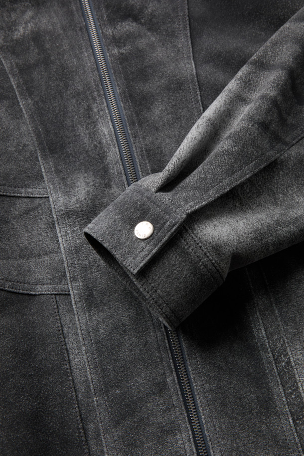 Fissure(피셔) 이펙트 가죽 하이넥 블루종은 세미 오버핏으로, 모던하고 시크한 스타일을 연출합니다. 양가죽과 스웨이드 소재를 사용하여 부드러운 촉감과 고급스러운 분위기를 선사하며, 하이넥 디자인과 절개 라인, 포켓 디테일이 특징입니다. 가을과 겨울에 따뜻하게 착용할 수 있으며, 데이트룩, 모임룩, 출근룩 등 다양한 TPO에 활용 가능합니다. 무지 디자인과 긴 소매 기장으로 클래식하면서도 미니멀한 매력을 더합니다. 안감은 폴리에스터와 레이온 혼방으로 제작되었습니다.
