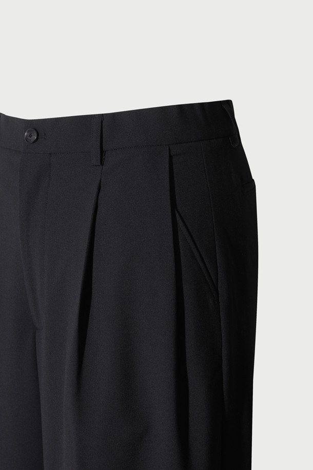 Portique(포티크) 와이드 투턱 밴딩 슬랙스는 남녀 모두 착용 가능한 사계절용 슬랙스입니다. 모, 폴리에스터, 폴리우레탄 혼방 소재로 제작되어 부드러운 촉감과 편안한 착용감을 제공합니다. 와이드핏과 투턱 디자인으로 클래식하고 시크한 스타일을 연출하며, 밴딩 허리 디테일로 활동성을 높였습니다. 오피스룩, 비즈니스 캐주얼, 출근룩 등 다양한 TPO에 활용하기 좋으며, 워셔블 기능으로 관리가 용이합니다.
