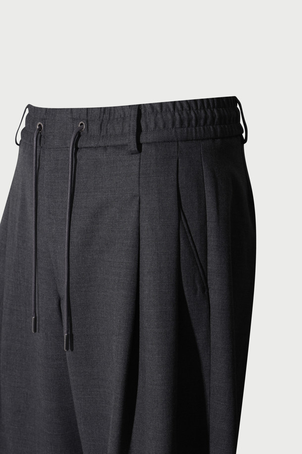 레제 울 혼방 벌룬핏 팬딩 슬랙스는 가을, 겨울 시즌에 어울리는 클래식 스타일의 슬랙스입니다. 폴리에스터, 모, 레이온, 폴리우레탄 혼방 소재로 제작되어 편안한 착용감과 고급스러운 핏을 선사합니다. 벌룬핏 디자인과 하프 밴딩으로 활동성을 높였으며, 전면 2턱과 후면 사이드 턱 디테일이 특징입니다. 출근룩, 비즈니스 캐주얼, 모임룩 등 다양한 때와 장소와 목적에 활용 가능하며, 미니멀한 스타일 연출에도 용이합니다. 스트레치 소재로 제작되어 편안함까지 더했습니다.