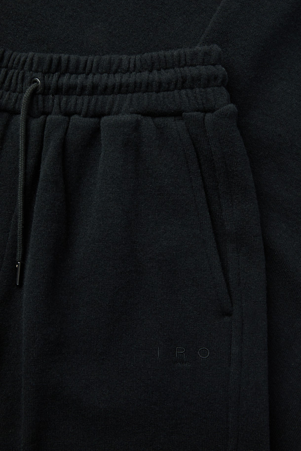 **Souple(수플) 울져지 밴딩 팬츠**는 가을과 겨울에 어울리는, 베이직 스타일의 밴딩 팬츠입니다. 부드러운 울, 면, 나일론 혼방 소재로 제작되어 편안한 착용감을 선사합니다. 허리 풀밴딩과 스트링으로 사이즈 조절이 용이하며, 와이드 또는 스트레이트 핏으로 다양한 스타일을 연출할 수 있습니다. 출근룩, 클래식, 미니멀, 캐주얼 등 폭넓은 TPO와 스타일에 활용 가능하며, 셋업으로도 코디할 수 있습니다. 무지 디자인으로 어떤 상의와도 매치하기 쉬운 데일리 팬츠입니다.
