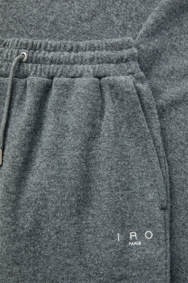 Souple(수플) 울져지 밴딩 팬츠는 가을, 겨울 시즌에 어울리는 베이직 스타일의 밴딩 팬츠입니다. 그레이 컬러의 무지 디자인으로, 울, 면, 나일론 혼방의 져지 소재를 사용하여 편안한 착용감을 선사합니다. 허리 스트링으로 사이즈 조절이 가능하며, 와이드 및 스트레이트 핏으로 제작되어 다리가 길어 보이는 효과를 줍니다. 출근룩이나 비즈니스 캐주얼, 클래식, 미니멀, 캐주얼 등 다양한 스타일 연출이 가능하며, 보온성을 갖춰 겨울철에도 따뜻하게 입을 수 있습니다. 셋업으로도 활용 가능하여 활용도가 높습니다.
