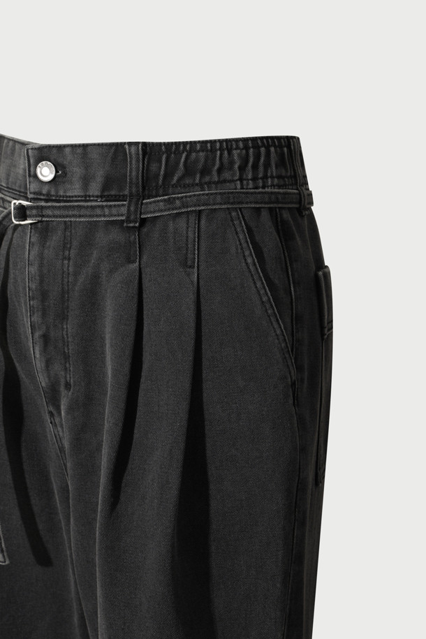 Delie(델리에) 데님 밴딩 팬츠는 가을, 겨울 시즌에 어울리는 블랙 컬러의 데님 팬츠입니다. 일상, 출근룩, 비즈니스 캐주얼에 모두 활용할 수 있으며, 미니멀, 클래식, 캐주얼 스타일을 연출하기 좋습니다. 면 소재의 두꺼운 원단으로 제작되었으며, 와이드 또는 테이퍼드 핏으로 편안한 착용감을 선사합니다. 밴딩 처리와 트위스트 심 라인, 제원단 벨트 디테일, 워싱 가공으로 디자인 완성도를 높였습니다.
