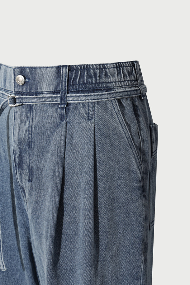 Delie(델리) 데님 밴딩 팬츠는 캐주얼 및 미니멀 스타일을 지향하는 분들을 위한 가을/겨울철 필수 아이템입니다. 넉넉한 와이드 또는 테이퍼드 핏의 릴랙스 핏으로 편안한 착용감을 선사하며, 두꺼운 면 소재로 제작되어 보온성을 높였습니다. 무지 디자인에 워싱 가공을 더해 자연스러운 멋을 더했고, 트위스트 심라인과 제원단 벨트 디테일로 포인트를 주었습니다. 출근룩으로도 활용 가능한 디자인으로, 다양한 상의와 손쉽게 매치하여 세련된 스타일을 연출할 수 있습니다.
