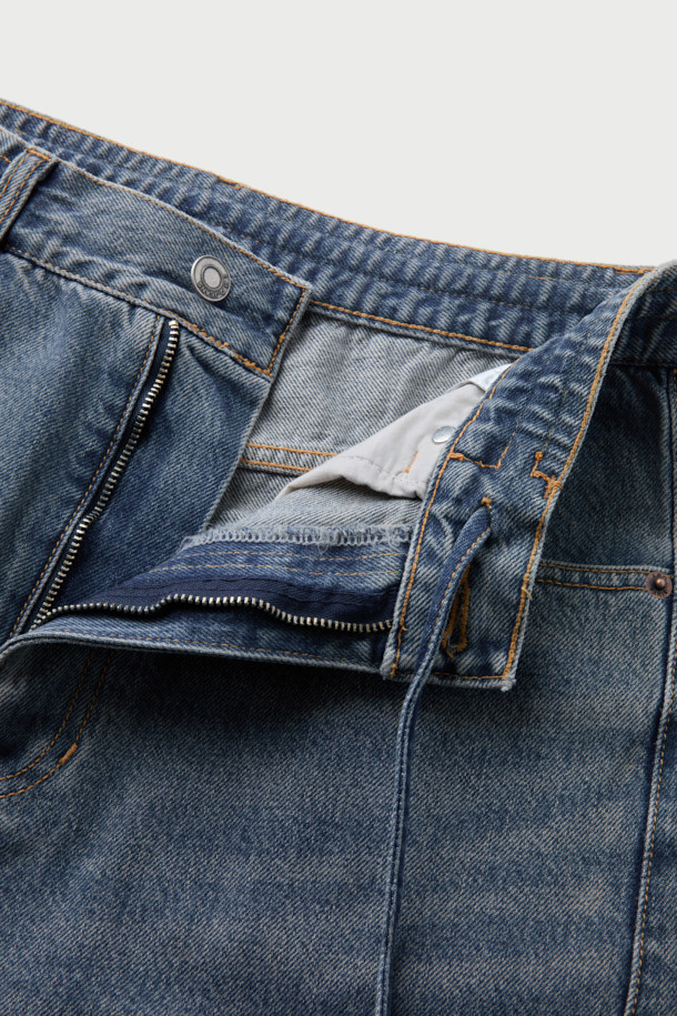 Driot(드리오) 데님 스트레이트핏 팬츠는 가을, 겨울 시즌에 어울리는 남녀 공용 데님 팬츠입니다. 빈티지하고 베이직한 무드의 블루 컬러 무지 디자인으로, 출근룩과 데이트룩 등 다양한 TPO에 활용 가능합니다. 두꺼운 두께감의 면 소재로 제작되어 따뜻하고 편안한 착용감을 선사하며, 워싱 및 브러시 가공으로 자연스러운 멋을 더했습니다. 스트레이트핏으로 어떤 스타일에도 잘 어울리며, 캐주얼, 클래식, 미니멀 스타일을 즐겨 입는 분들께 추천합니다.
