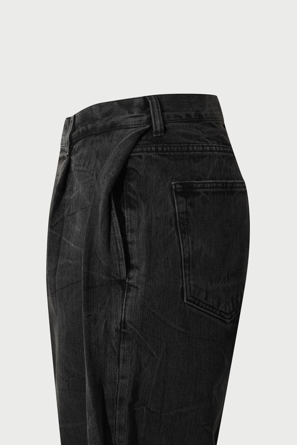 Derive(데리브) 데님 와이드 사이드턱 팬츠는 가을, 겨울 시즌에 어울리는 블랙 컬러의 데님 팬츠입니다. 빈티지 무드의 와이드핏으로, 캐주얼 및 미니멀 스타일을 모두 소화할 수 있습니다. 사이드 턱 디자인과 워싱 및 브러시 가공으로 디테일을 더했습니다. 면과 데님 혼방 소재로 제작되어 편안한 착용감을 제공하며, 긴 기장으로 다양한 스타일 연출이 가능합니다. 데일리룩에 포인트를 더해줄 매력적인 아이템입니다.
