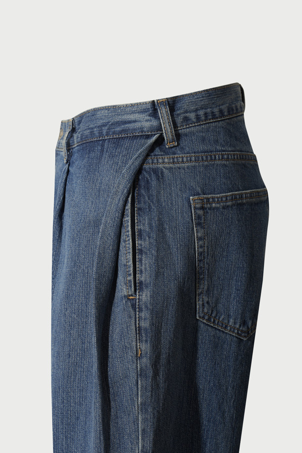 Derive(데리브) 데님 와이드 사이드턱 팬츠는 빈티지 스타일을 자아내는 데님 팬츠입니다. 블루 컬러의 면 소재로 제작되어 가을, 겨울 시즌에 착용하기 좋습니다. 와이드핏으로 편안한 착용감을 선사하며, 사이드 턱 디자인과 워싱 및 브러시 가공을 통해 독특한 매력을 더했습니다. 캐주얼, 미니멀 스타일을 즐겨 입는 고객에게 적합합니다. 일상에서 개성 있는 스타일을 연출해보세요.
