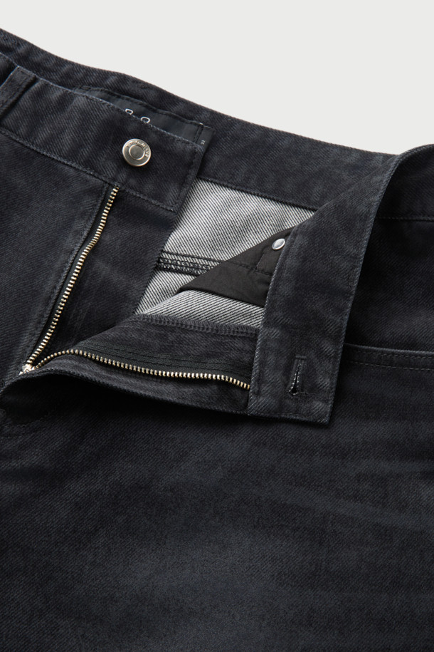 Nacre(나끄르) 벨벳 데님 팬츠는 부드러운 촉감의 벨벳 소재와 면 혼방으로 제작되어 편안한 착용감을 선사합니다. 블랙 컬러의 무지 디자인은 미니멀, 클래식, 시크 스타일을 연출하며, 와이드핏으로 트렌디한 실루엣을 강조합니다. 은은한 광택감이 고급스러움을 더하며, 일상에서 폭넓게 활용하기 좋습니다. 세련된 무드를 완성하는 데님 팬츠를 만나보세요.
