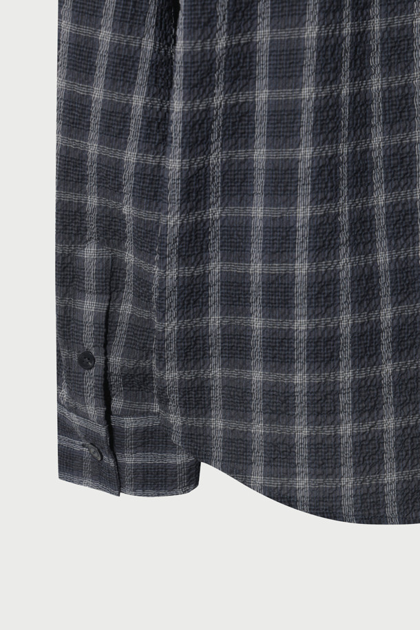 **Croquis(크로키) 서커 체크 오버핏 셔츠**는 시어서커 소재로 제작되어 여름철에도 시원하게 착용 가능한 셔츠입니다. 블랙과 그레이 두 가지 색상으로 출시되었으며, 베이직한 디자인에 체크 패턴이 더해져 캐주얼, 미니멀, 클래식 스타일을 연출할 수 있습니다. 넉넉한 오버핏으로 편안한 착용감을 선사하며, 레귤러 칼라와 긴 소매 기장으로 다양한 스타일링이 가능합니다. 가슴 포켓 디테일과 아우터로도 활용할 수 있는 실용성을 갖춰 여행룩이나 비즈니스 캐주얼에 활용하기 좋습니다.
