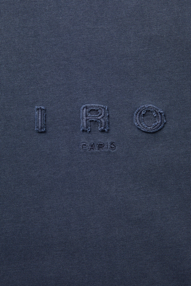 네이비 컬러의 Ombre(옴브레) 로고 아플리케 다잉 긴팔 티셔츠입니다. 부드러운 촉감의 면 소재 15수 두께로 제작되었으며, 봄, 가을에 착용하기 좋습니다. 캐주얼, 미니멀, 클래식 스타일을 연출하기에 적합하며, 세미 오버핏으로 편안한 착용감을 선사합니다. 전면부 IRO 아플리케 자수와 후면 시그니처 부자재를 사용하여 디자인의 완성도를 높였으며, 가먼트다잉 기법으로 은은한 멋을 더했습니다. 라운드넥 긴팔 티셔츠로, 일상에서 편안하게 즐겨 입을 수 있습니다.
